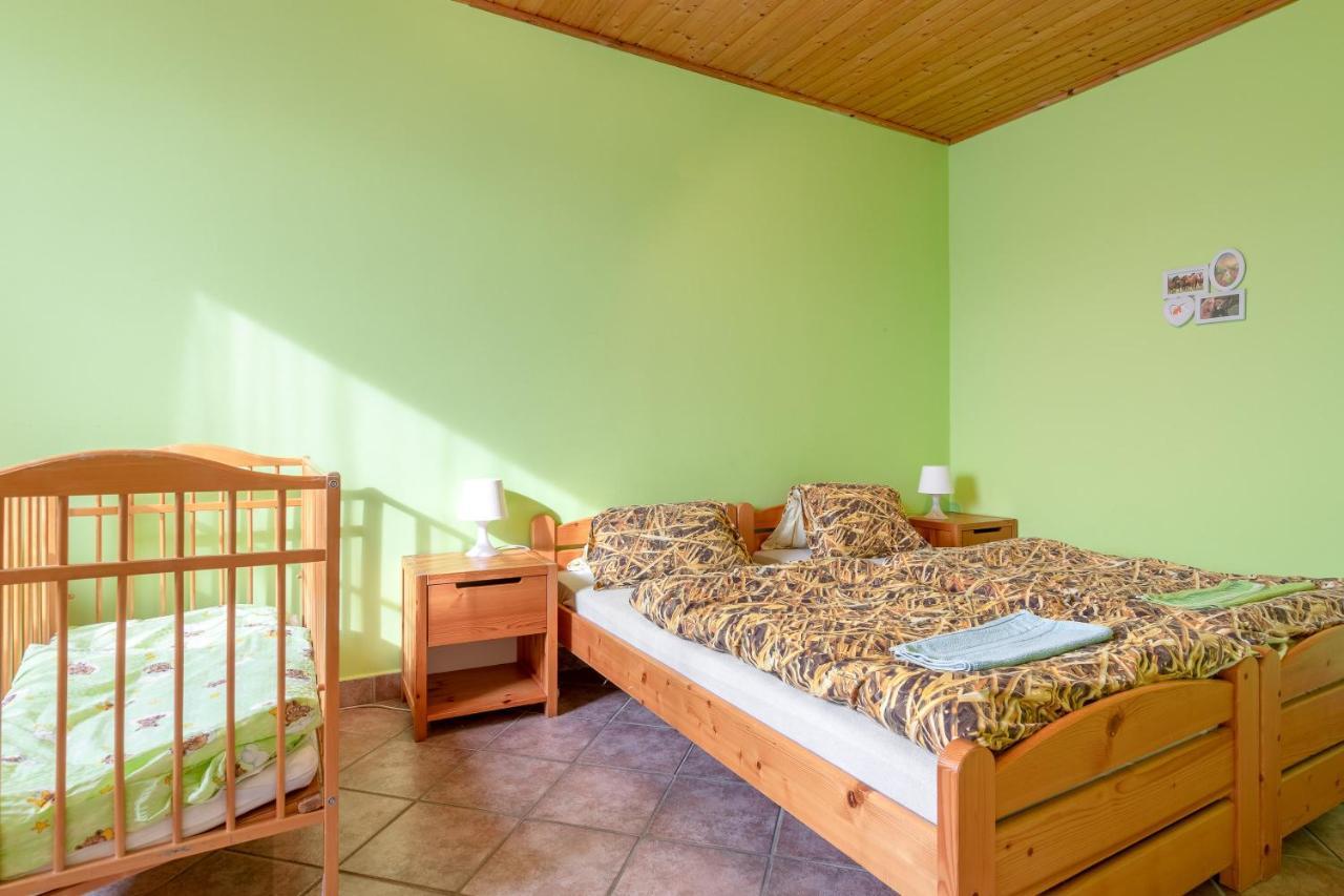 Farma Slunecny Dvur Apartmany A Family Stany Strecha Pod Strechou Hermanuv Mestec Εξωτερικό φωτογραφία